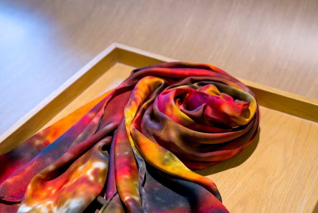 新片场素材ID Fh9LUByh4dsDzT 美女丝巾商品展示，丝绸纺织品旅行购物 1 1024x684